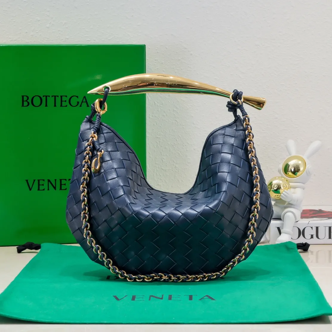 Batch 1860 Bv2024 early spring new product ⛓️Chain SARDINE 💙 Upgraded chain shoulder strap ⛓️ Chic and high-end, showing the fashion taste of urban women! Metal handles and classic weaving are combined together to perfectly integrate art and elegance. Through exquisite craftsmanship, new sardine-shaped handles are cast, and the brass material is the finishing touch. Each handle has a unique light-floating effect. The top-grade sheepskin material is woven to create a half-moon-shaped bag body, which has a fleshy touch and satisfies the preferences of those who pay attention to details. It is the most outstanding fashionable item for any occasion! 💕 Size: 33x20x4, Model: 6768#